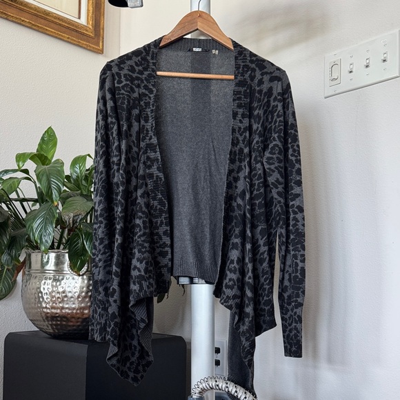 Tahari Leopard Knit Open front Sweater cardigan Sz M Black Gray - Picture 1 of 9